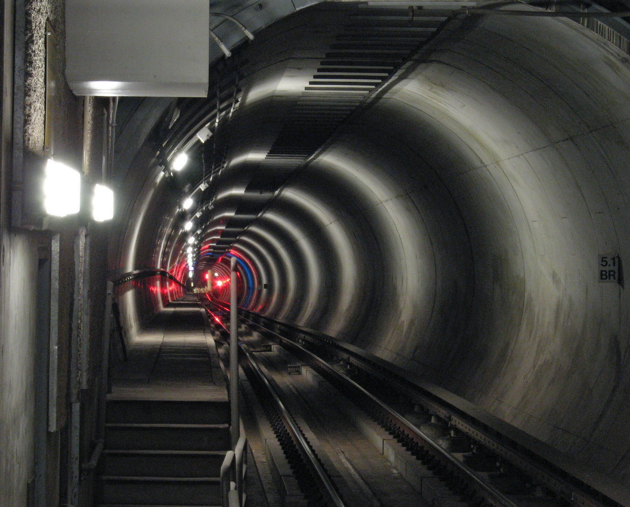 Subway_train_red_lights_in_tunnel.jpg